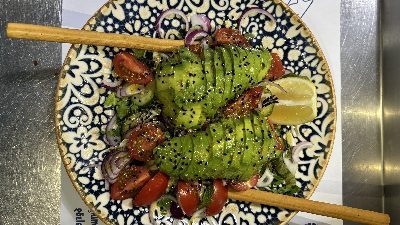 AVOKADOLU YEŞİL SALATA